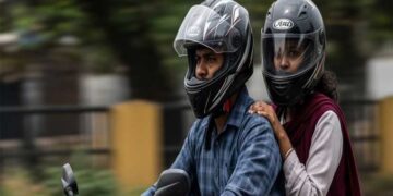 रायपुर में सड़क सुरक्षा सख्त: पीछे बैठने वाले के लिए भी हेलमेट अनिवार्य, शोरूम पर भी होगी कार्रवाई