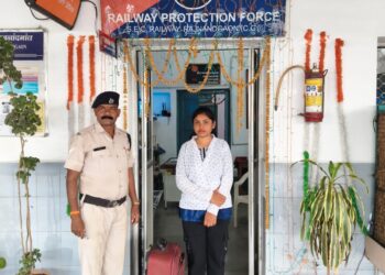 खोया ट्रॉली बैग लौटाकर RPF ने पेश की ईमानदारी की मिसाल