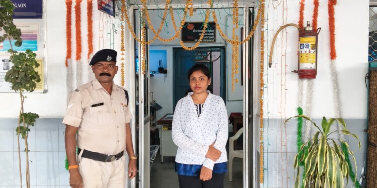 खोया ट्रॉली बैग लौटाकर RPF ने पेश की ईमानदारी की मिसाल