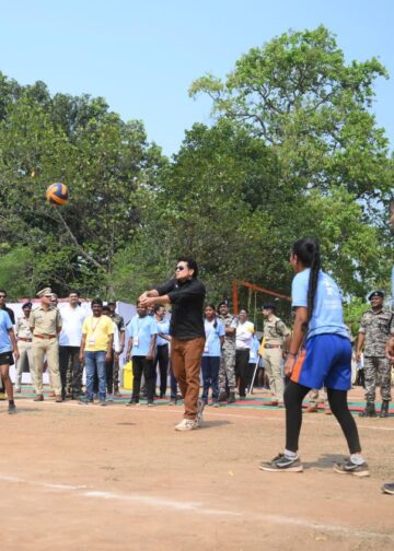 सचिन तेंदुलकर दंतेवाड़ा पहुंचे: छिंदनार में ‘खेल क्रांति’ की शुरुआत, बच्चों से मिलकर भावुक हुए