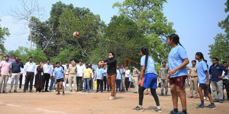 सचिन तेंदुलकर दंतेवाड़ा पहुंचे: छिंदनार में ‘खेल क्रांति’ की शुरुआत, बच्चों से मिलकर भावुक हुए