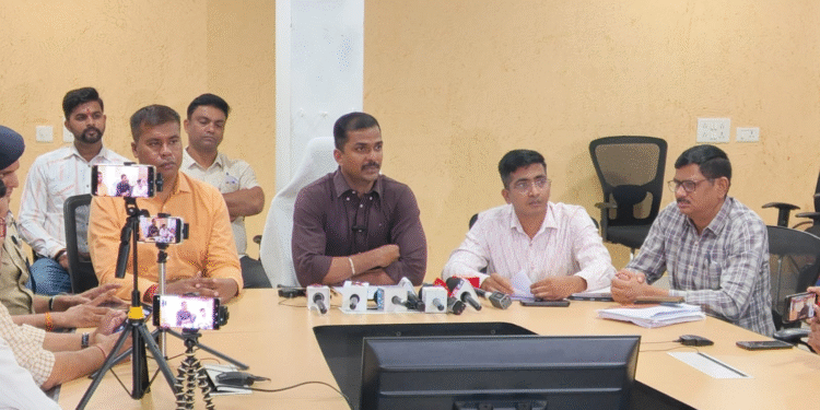 Raipur Crime News: लक्जरी कार में घूमकर चेन स्नैचिंग करने वाला अंतर्राज्यीय गिरोह पकड़ाया