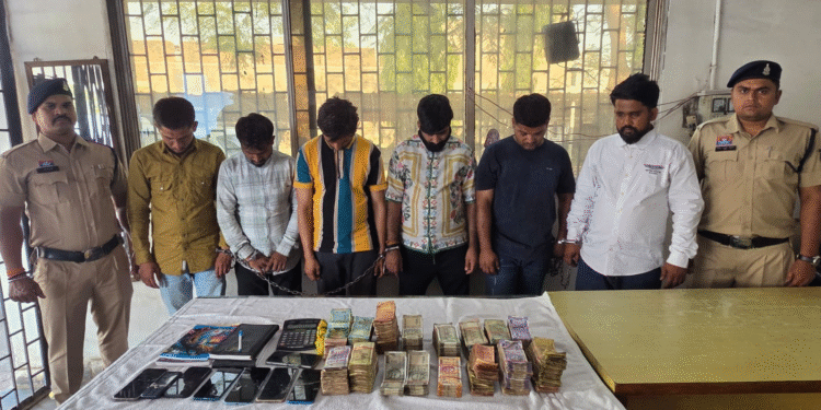 Raipur Crime News: ऑनलाइन सट्टा गिरोह पर पुलिस का शिकंजा, 9 लाख नकद के साथ 6 आरोपी गिरफ्तार