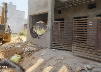 Raipur Nagar Nigam News:अवैध निर्माण पर चला बुलडोजर, स्कूलों के पास नशे का सामान जब्त