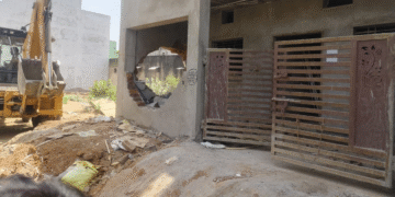 Raipur Nagar Nigam News:अवैध निर्माण पर चला बुलडोजर, स्कूलों के पास नशे का सामान जब्त