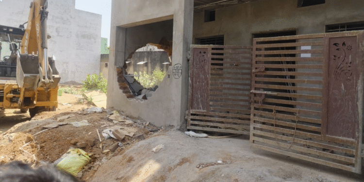 Raipur Nagar Nigam News:अवैध निर्माण पर चला बुलडोजर, स्कूलों के पास नशे का सामान जब्त