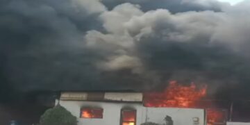 रायपुर में कंवल प्लास्टिक फैक्ट्री में भीषण आग, दमकल की टीमें मौके पर