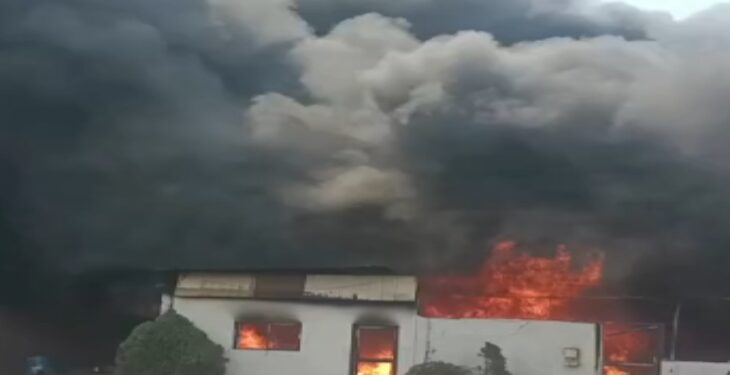 रायपुर में कंवल प्लास्टिक फैक्ट्री में भीषण आग, दमकल की टीमें मौके पर