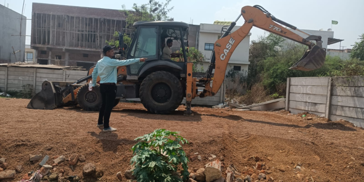 रायपुर में अवैध प्लाटिंग पर निगम की सख्ती, डेढ़ एकड़ जमीन पर बनी मुरूम सड़क तोड़ी… देंखे Video
