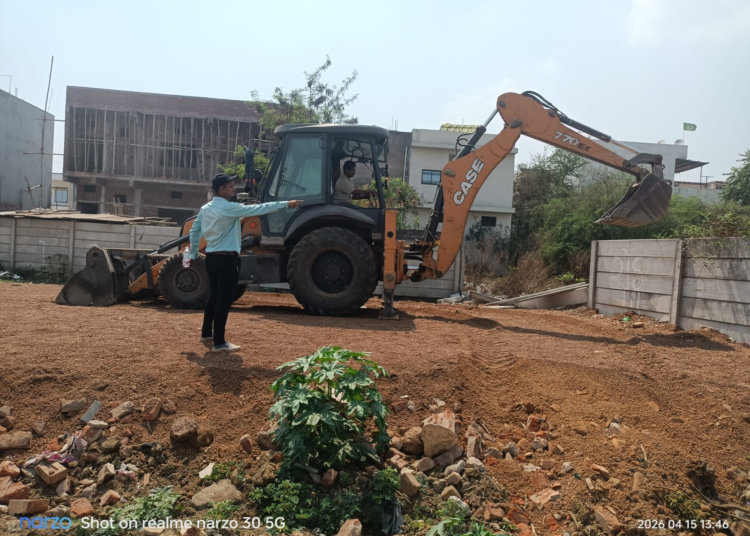 रायपुर में अवैध प्लाटिंग पर निगम की सख्ती, डेढ़ एकड़ जमीन पर बनी मुरूम सड़क तोड़ी… देंखे Video