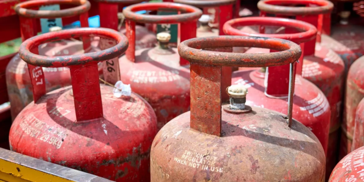 किचन पर संकट! LPG खपत में 13% की भारी गिरावट, पश्चिम एशिया में जारी तनाव का पड़ा सीधा असर
