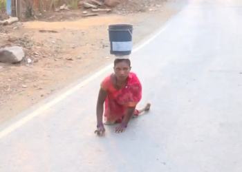 सड़क पर सिस्टम! सिर पर पानी की बाल्टी रखे सड़क पार करती दिखीं दिव्यांग महिला, सोशल मीडिया पर वीडियो वायरल