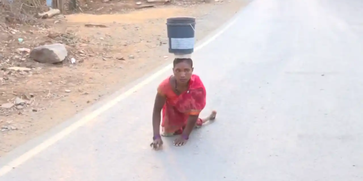 सड़क पर सिस्टम! सिर पर पानी की बाल्टी रखे सड़क पार करती दिखीं दिव्यांग महिला, सोशल मीडिया पर वीडियो वायरल