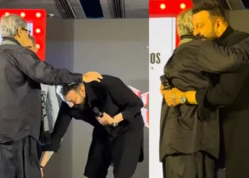 किसके आगे झुके 66 साल के संजय दत्त? देखते ही स्टेज पर छुए पैर, फैन हुए भावुक