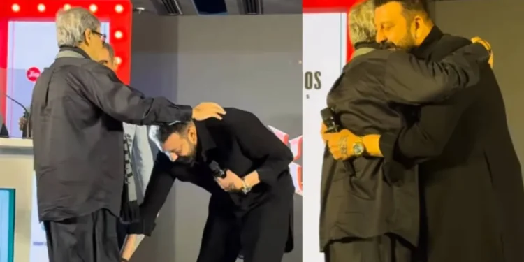 किसके आगे झुके 66 साल के संजय दत्त? देखते ही स्टेज पर छुए पैर, फैन हुए भावुक