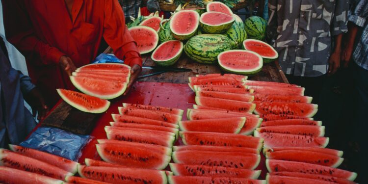 केमिकल से पका तरबूज कैसे पहचानें? ये 3 आसान तरीके करें ट्राई