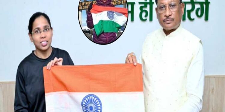 Tiranga Hoisted On World’s Highest Peak: जांजगीर-चांपा की बेटी अमिता श्रीवास ने माउंट एवरेस्ट फतह कर रचा इतिहास
