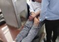 चलती ट्रेन में मोबाइल छीनने की कोशिश, 17 वर्षीय यात्री गिरकर घायल