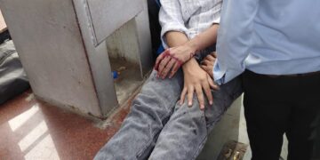 चलती ट्रेन में मोबाइल छीनने की कोशिश, 17 वर्षीय यात्री गिरकर घायल