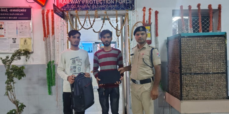 “ऑपरेशन अमानत” के तहत डेढ़ लाख रुपये का खोा लैपटॉप सुरक्षित लौटाया गया