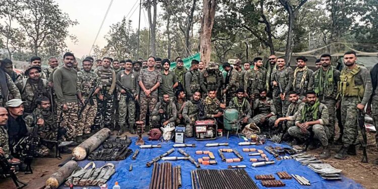 अबूझमाड़ के जंगलों में BSF की बड़ी कार्रवाई, भारी मात्रा में नक्सली हथियार और विस्फोटक बरामद