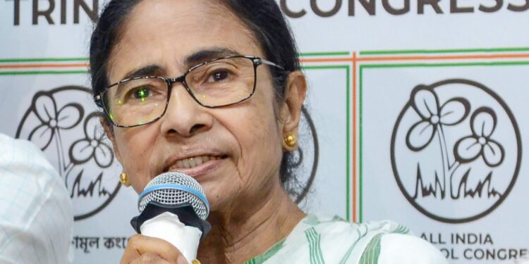 भाजपा के सत्ता में आते ही बदले सुर, TMC ने पांच नेताओं को थमाया नोटिस; पूछा- कार्रवाई क्यों न की जाए