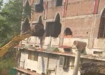 सामुदायिक भवन के नाम पर बन रहा था चर्च, प्रशासन ने चलाया बुलडोजर; पुलिस बल तैनात