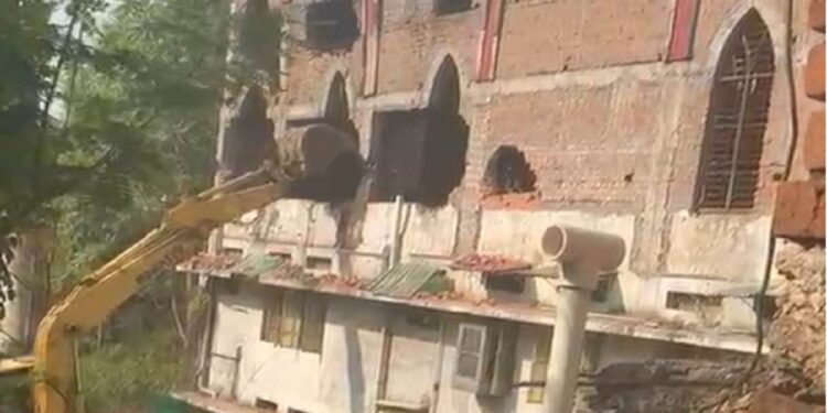 सामुदायिक भवन के नाम पर बन रहा था चर्च, प्रशासन ने चलाया बुलडोजर; पुलिस बल तैनात