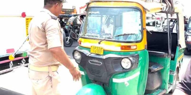 यातायात पुलिस की बड़ी कार्रवाई, एक ही दिन में 100 से ज्यादा ऑटो चालकों पर कार्रवाई