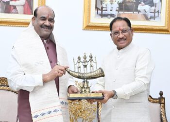 लोकसभा अध्यक्ष ओम बिरला ने मुख्यमंत्री विष्णु देव साय से की सौजन्य भेंट
