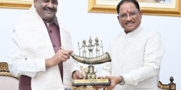 लोकसभा अध्यक्ष ओम बिरला ने मुख्यमंत्री विष्णु देव साय से की सौजन्य भेंट