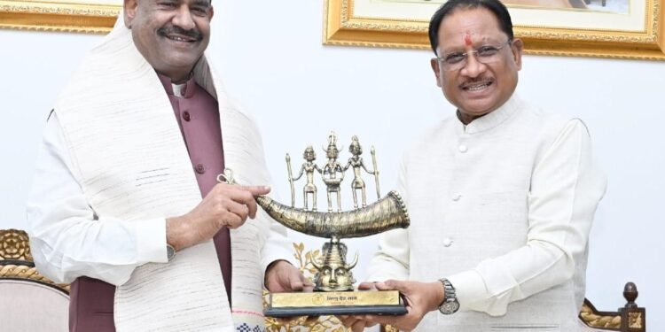 लोकसभा अध्यक्ष ओम बिरला ने मुख्यमंत्री विष्णु देव साय से की सौजन्य भेंट
