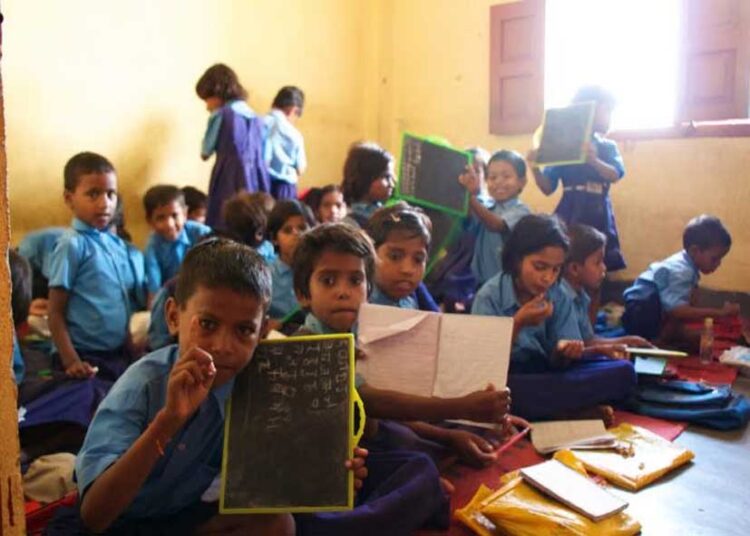 नए शिक्षा सत्र की शुरुआत अव्यवस्थाओं के बीच, आधे संकुलों तक नहीं पहुंचीं किताबें