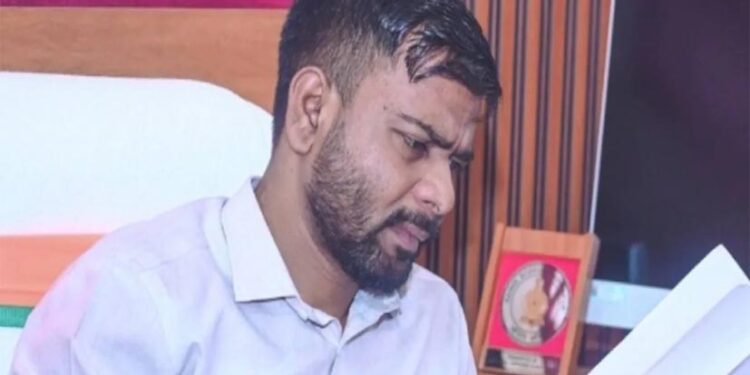 विधायक रामकुमार टोप्पो की गिरफ्तारी की मांग पर अड़े तहसीलदार, आज से अनिश्चितकालीन हड़ताल