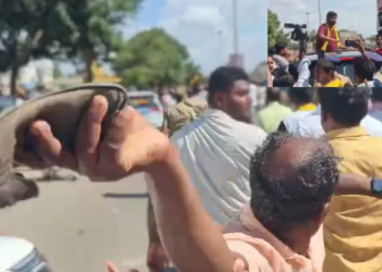 कांग्रेस विधायक पर चला जूता, VIDEO भी सामने आया