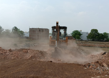 भाठागांव में डेढ़ एकड़ भूमि पर हो रही अवैध प्लाटिंग पर निगम की कार्रवाई, मुरूम रोड काटकर रोका निर्माण