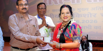 पंडवानी के माध्यम RPF इंस्पेक्टर तरूणा साहू ने जेम के बच्चों को दी गई साइबर सुरक्षा और महिला सुरक्षा की जानकारी, देंखे Video