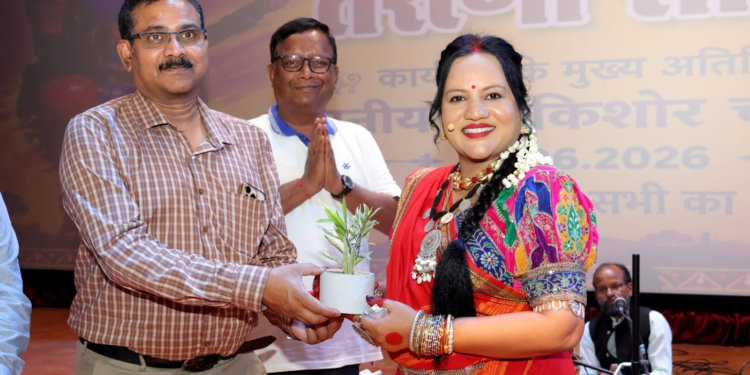 पंडवानी के माध्यम RPF इंस्पेक्टर तरूणा साहू ने जेम के बच्चों को दी गई साइबर सुरक्षा और महिला सुरक्षा की जानकारी, देंखे Video