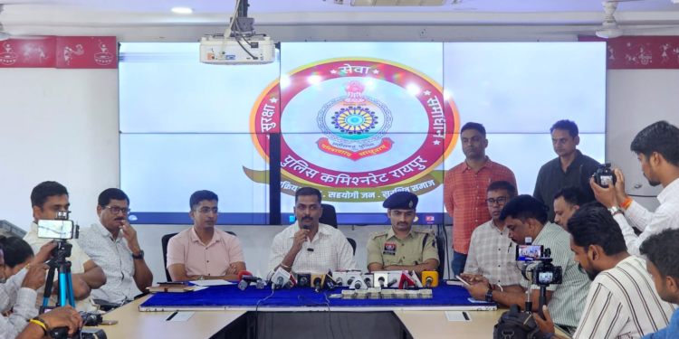 Raipur Crime News: सुपरवाइजर से 10.26 लाख की लूट का खुलासा, मास्टरमाइंड समेत दो आरोपी गिरफ्तार
