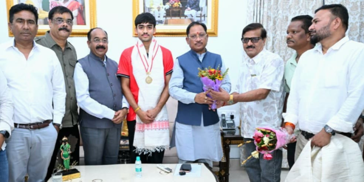 अंडर-18 एशिया कप विजेता हॉकी खिलाड़ी अवि मानिकपुरी ने मुख्यमंत्री विष्णु देव साय से की सौजन्य भेंट