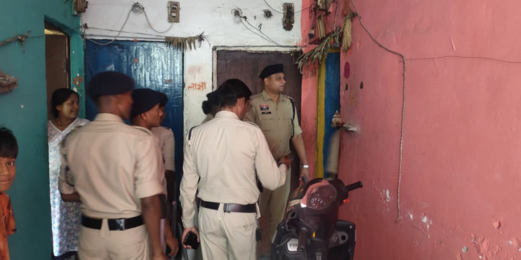 Raipur Crime News: बीएसयूपी कॉलोनी में पुलिस का बड़ा सर्च अभियान, 300 से अधिक मकानों की जांच