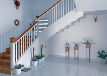 Stairs Vastu: घर में सीढ़ियों के नीचे भूलकर भी न रखें ये चीजें, वरना बढ़ सकता है वास्तु दोष और आर्थिक नुकसान