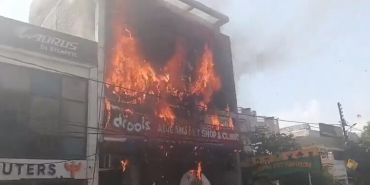 लखनऊ अग्निकांड: कोचिंग सेंटर में लगी भीषण आग, 15 जिंदा जले