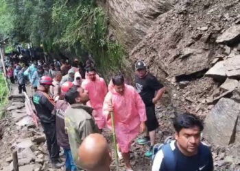 केदारनाथ जाने वालों की बढ़ी परेशानी, भूस्खलन के चलते पैदल मार्ग पर आवाजाही रुकी