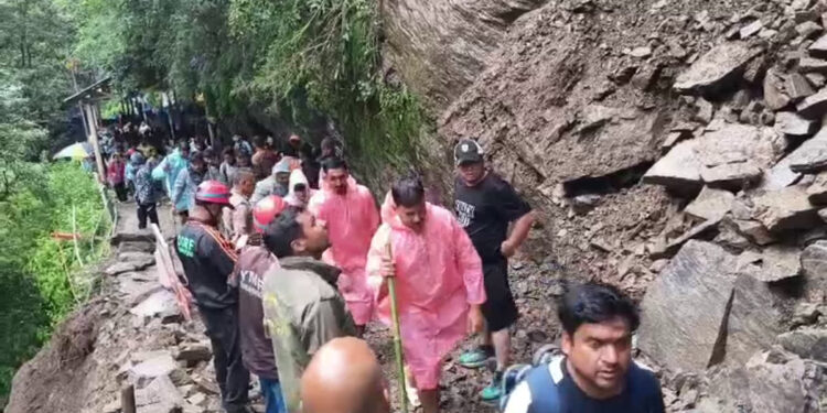 केदारनाथ जाने वालों की बढ़ी परेशानी, भूस्खलन के चलते पैदल मार्ग पर आवाजाही रुकी
