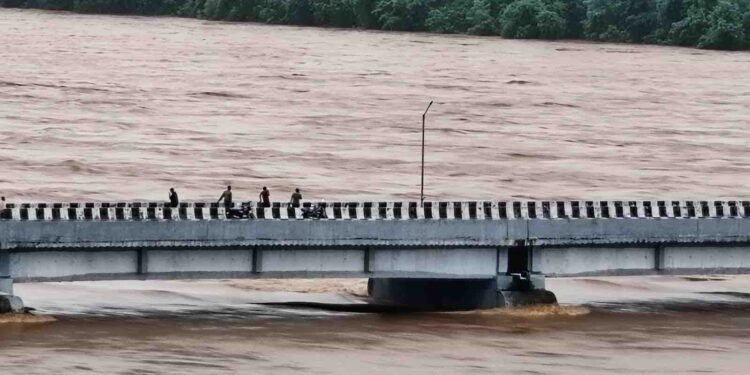 Bijapur Rain Alert: भारी बारिश के चलते स्कूलों में अवकाश, CM ने कलेक्टर-SP को दिए निर्देश
