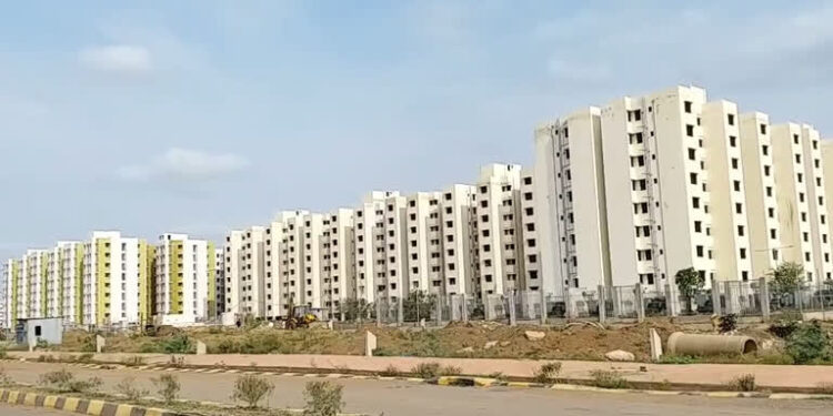 एक ही कॉलोनी में दो समितियों पर विवाद