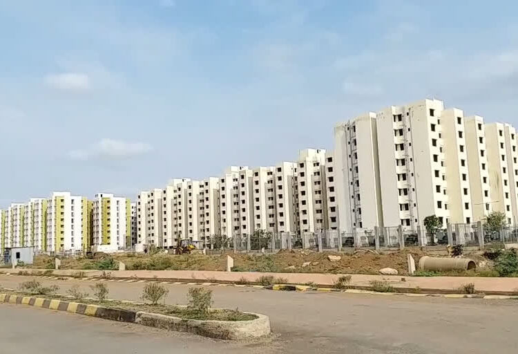 एक ही कॉलोनी में दो समितियों पर विवाद