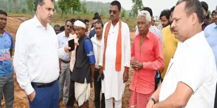PM जनमन योजना की सड़क धंसी, सरकार का बड़ा एक्शन; 2 इंजीनियर सस्पेंड, कार्यपालन अभियंता भी रडार पर