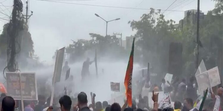 रायपुर में BJP-Congress आमने-सामने, प्रदर्शन के बाद 12 कांग्रेस नेताओं पर FIR